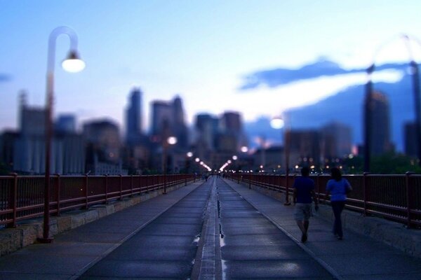 Paseo por la ciudad nocturna en el puente