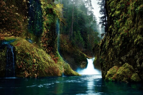 Wasserfall in der Spalte des Berges