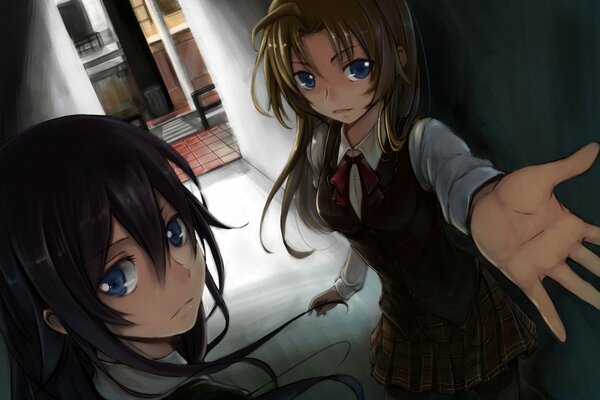 Dos chicas de anime en el pasillo oscuro