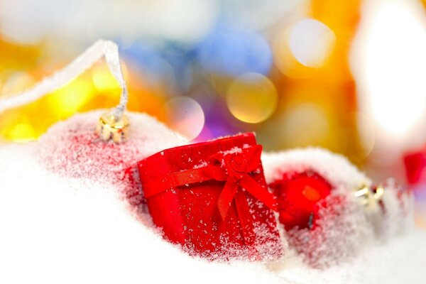 Juguetes y regalos de Navidad en la nieve