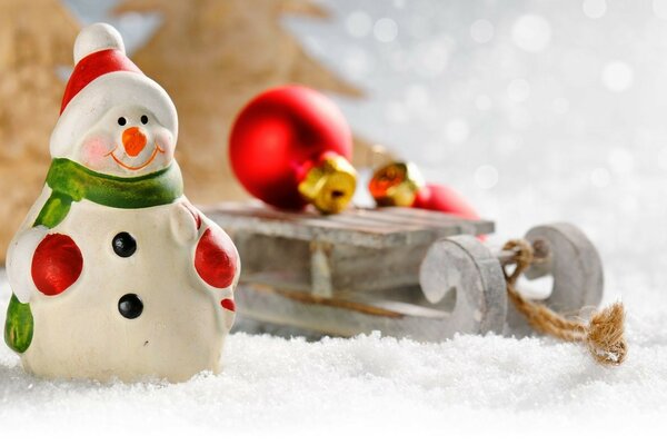 Bonhomme de neige avec des cadeaux sur un traîneau