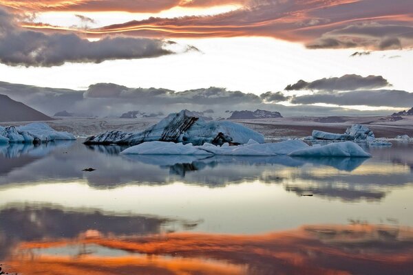 Paesaggio di montagne innevate sull acqua