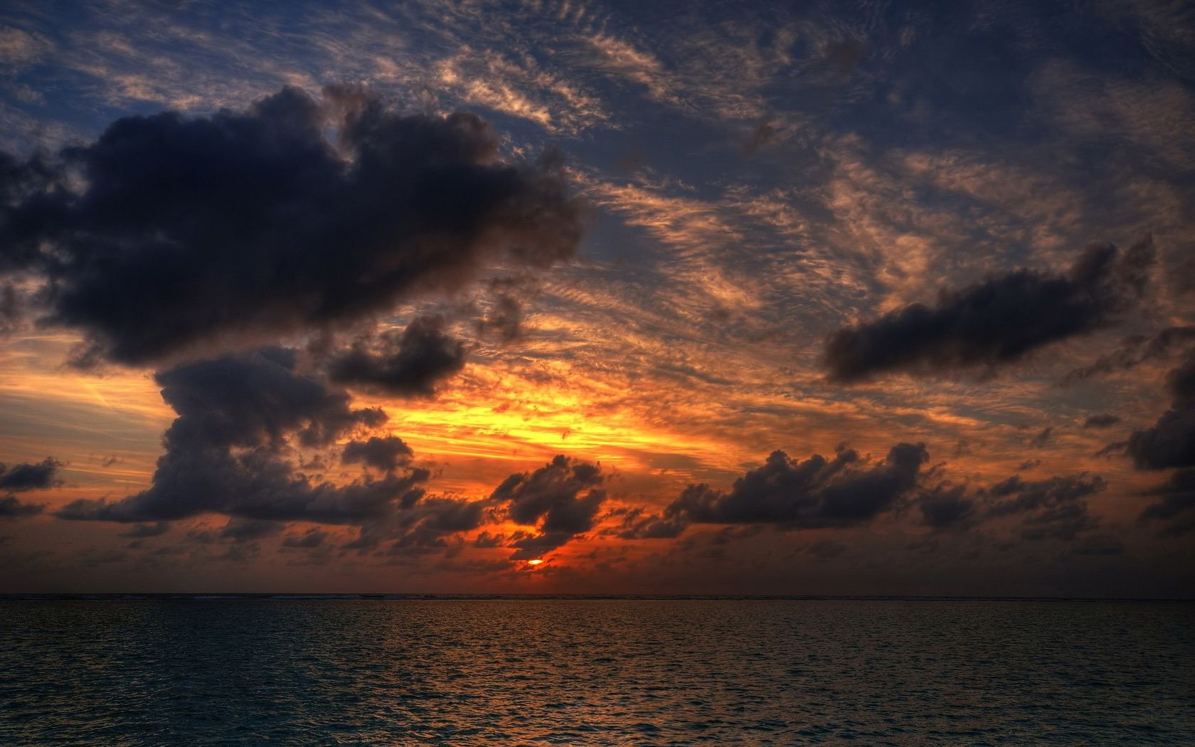 coucher de soleil et aube coucher de soleil eau crépuscule soir tempête aube plage mer océan ciel paysage soleil paysage météo lumière du jour rétro-éclairé lumière