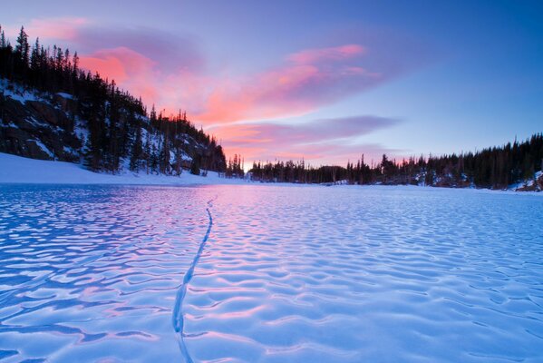 Fiume ghiacciato. La straordinaria bellezza degli elementi