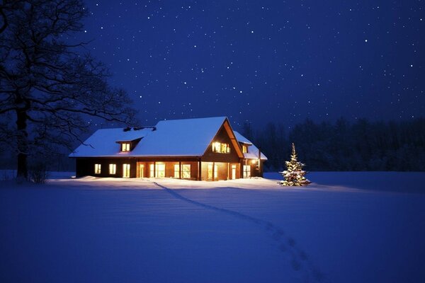 Ein einsames Haus in einem schneebedeckten Feld