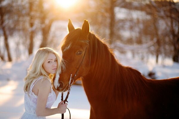 Ragazza con cavallo. Nella foresta invernale