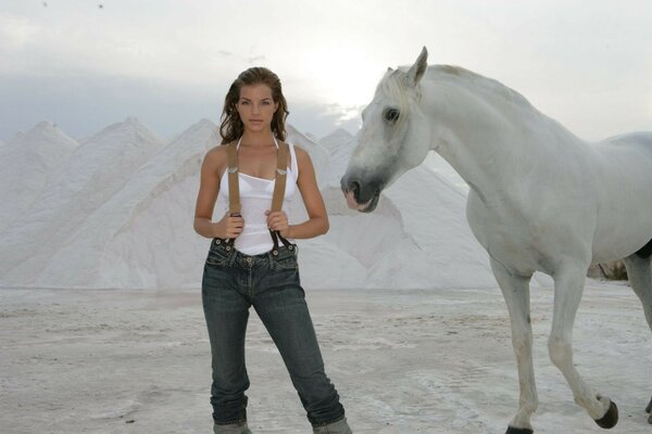 Menina sexy com cavalo branco