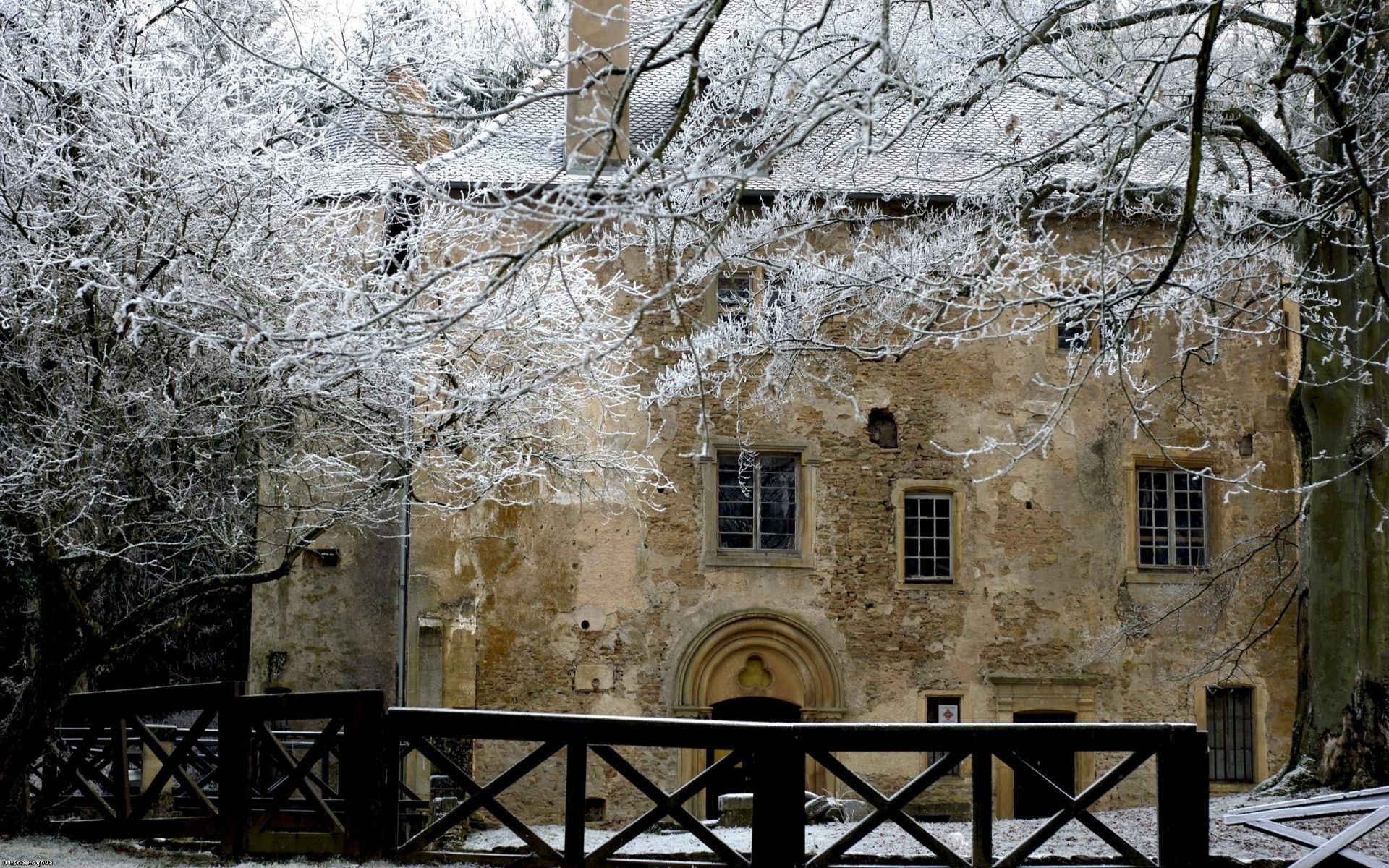 inverno architettura vecchia casa muro di pietra casa antica finestra di legno di legno di viaggio