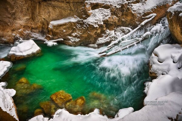 Non-freezing mountain emerald lake