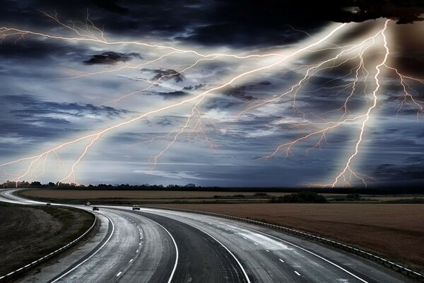 Uma tempestade perigosa corta o céu com um raio em uma rodovia