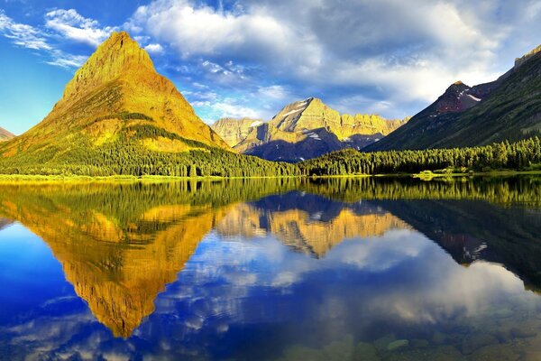 The mountain landscape is reflected in the lake