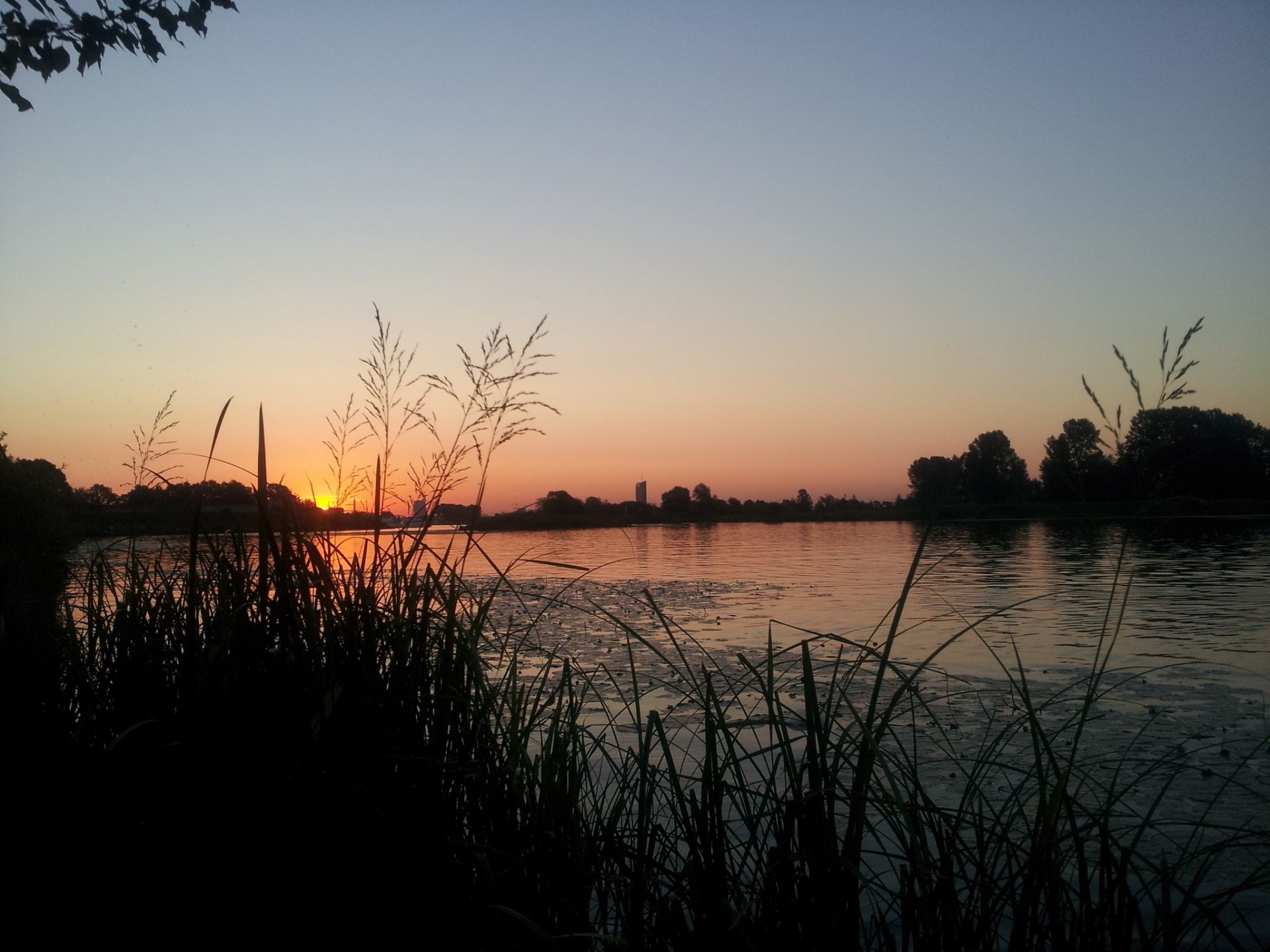 coucher de soleil et aube coucher de soleil aube eau soir crépuscule réflexion paysage soleil lac nature silhouette ciel rétro-éclairé arbre lumière plage mars