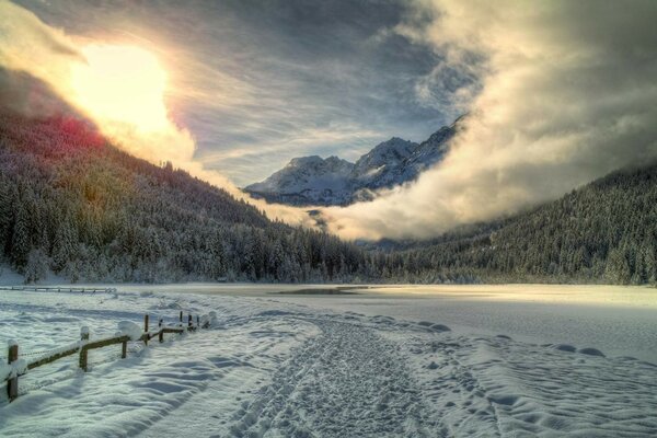 Strada invernale per il villaggio natale