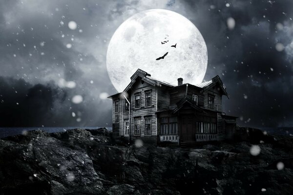 Mistyczny dom w świetle pełni księżyca