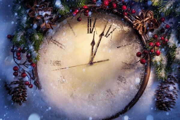 Reloj congelado en decoración navideña