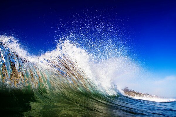 A huge wave with big splashes