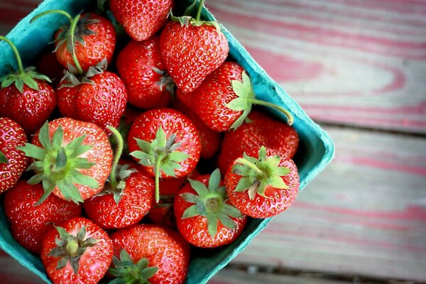 Saftige Erdbeerbeeren auf dem Tisch im Dorf