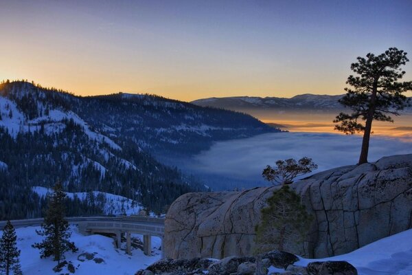 Coucher de soleil dans les montagnes d hiver