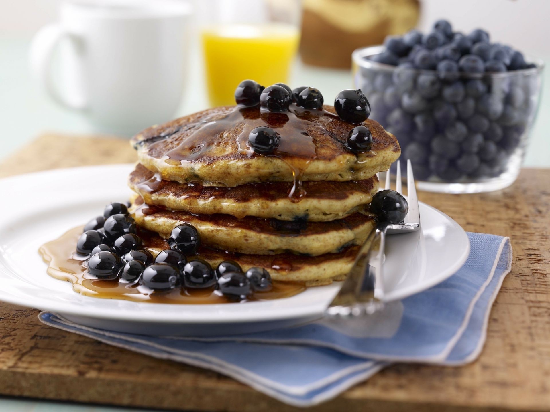 petit déjeuner myrtille fruits repas doux baie délicieux fait maison rafraîchissement plaque gâteau sucre alimentaire sirop grandir alimentaire crêpe gros plan table