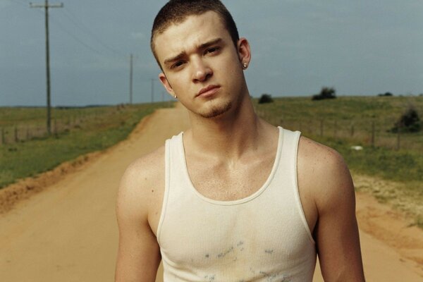 Retrato de Justin Timberlake em uma camiseta. Paisagem rural de Verão