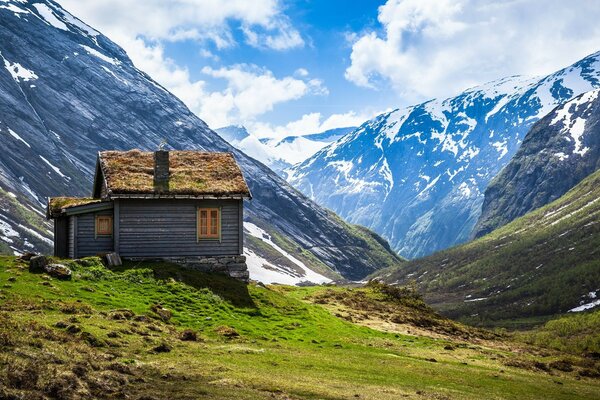 Refugio para turistas entre las cimas de las montañas