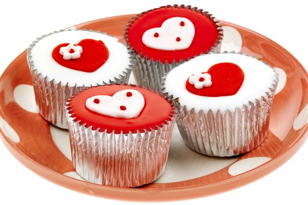 Cupcakes con corazón en un plato rojo