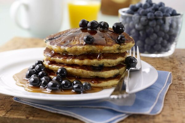 Pancakes sucrés aux myrtilles et au sirop de coin