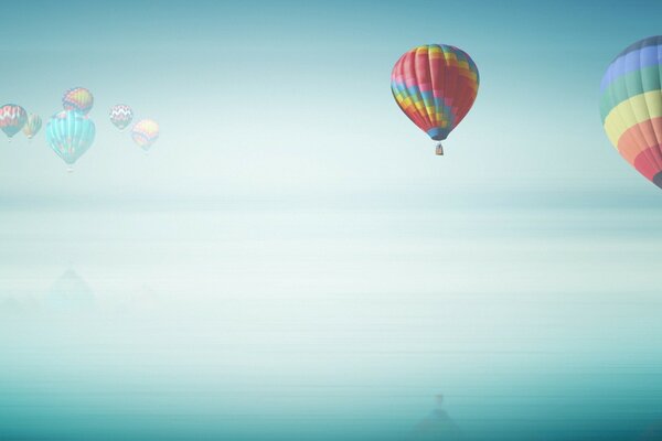 Un grupo de globos de colores en el cielo