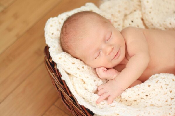 نوم الطفل ميلوفا حديثي الولادة