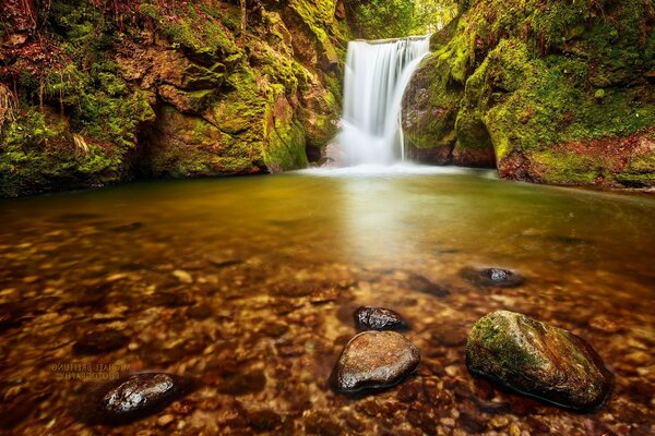 Dans la soirée d automne, il y avait une chute d eau froide