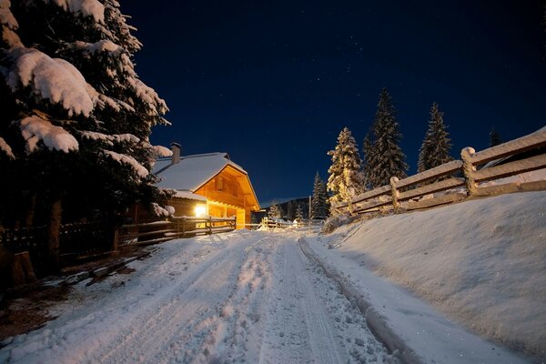 Winternachtstraße zum Landhaus