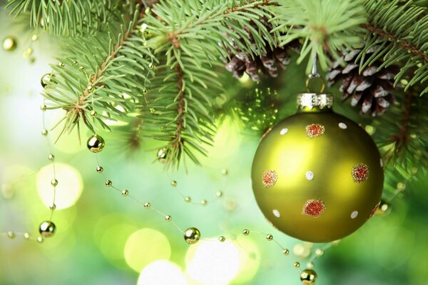 كرة فكرة السنة الجديدة على شجرة عيد الميلاد