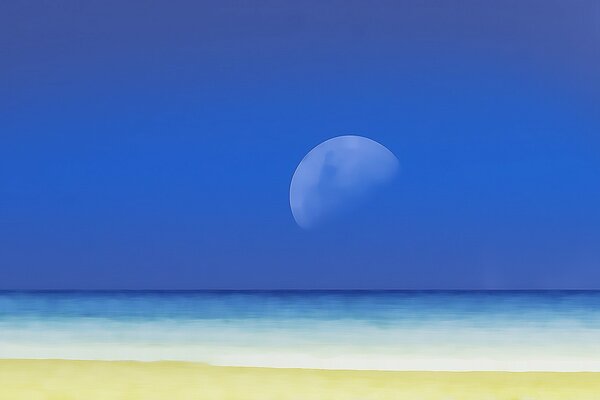 画满月在深蓝色的天空在冲浪期间
