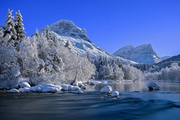 Las cimas de las montañas están cubiertas de nieve