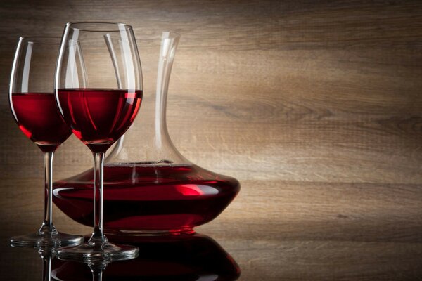 Caraffa e bicchieri di vino rosso