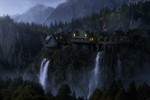 Montagnes fantastiques avec cascade dans la forêt