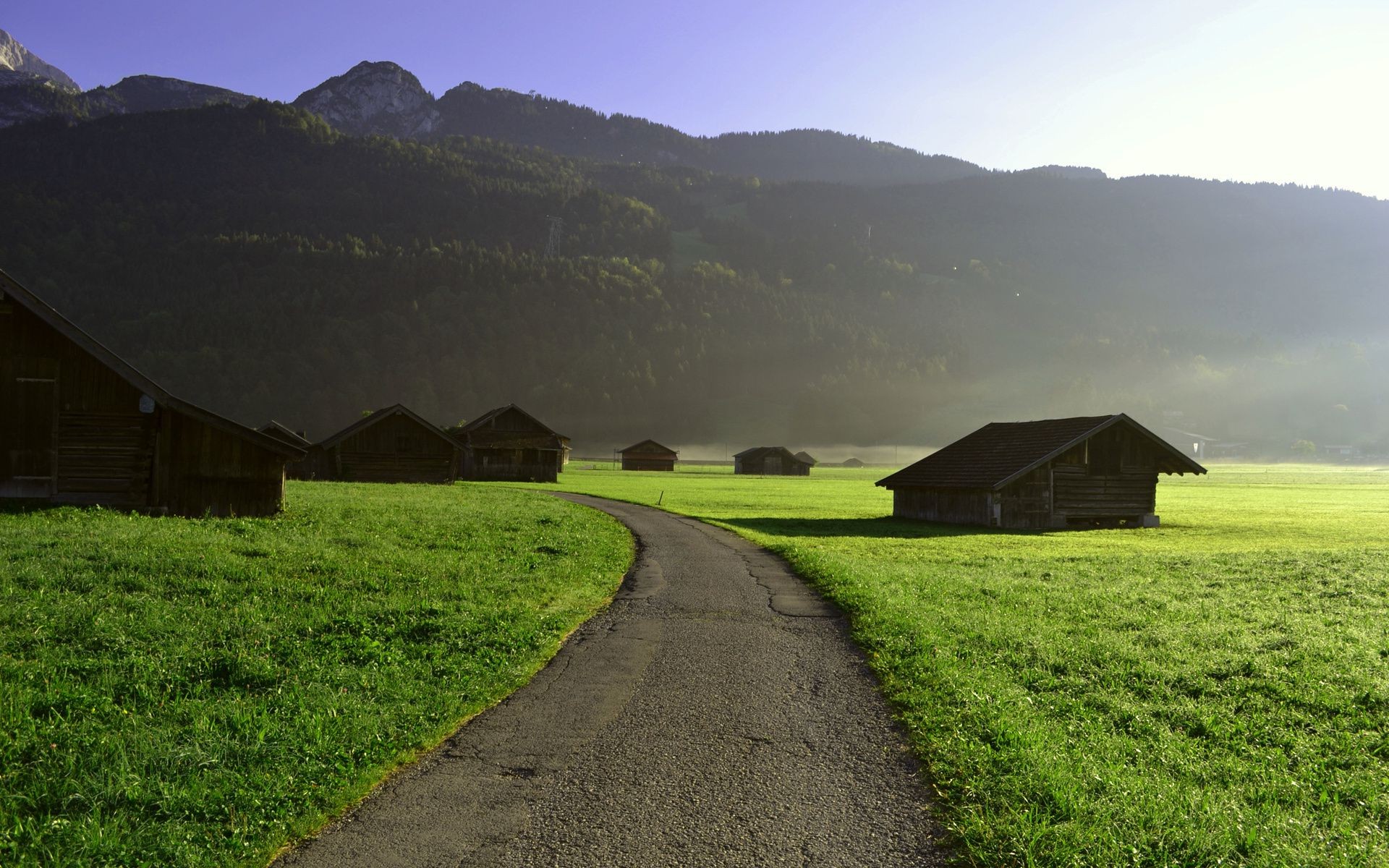 straße landschaft bauernhof landwirtschaft scheune reisen bebautes land gras landschaft baum himmel feld des ländlichen im freien