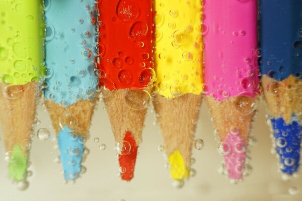 Lápices de colores bajo el agua