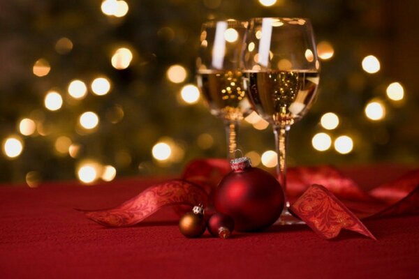 Natale. Due bicchieri di vino sul rosso