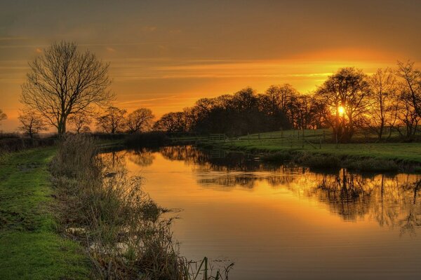 Bellissimo tramonto sulla riva del fiume