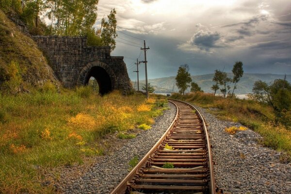 Tunnel ferroviaire au tournant