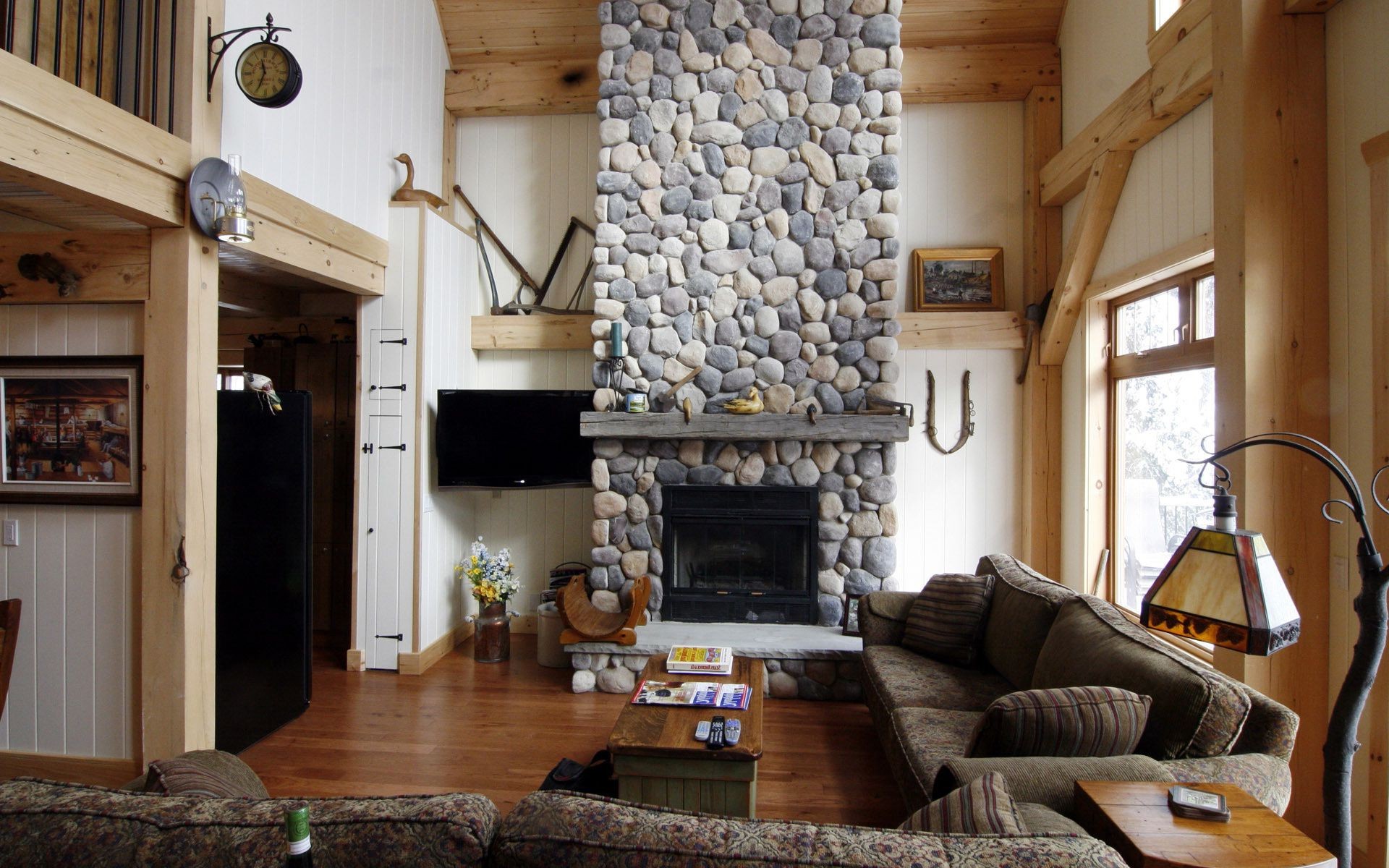 salas de estar muebles habitación casa hogar interior lugar diseño de interiores ventana mesa chimenea arquitectura madera familia silla lámpara piso