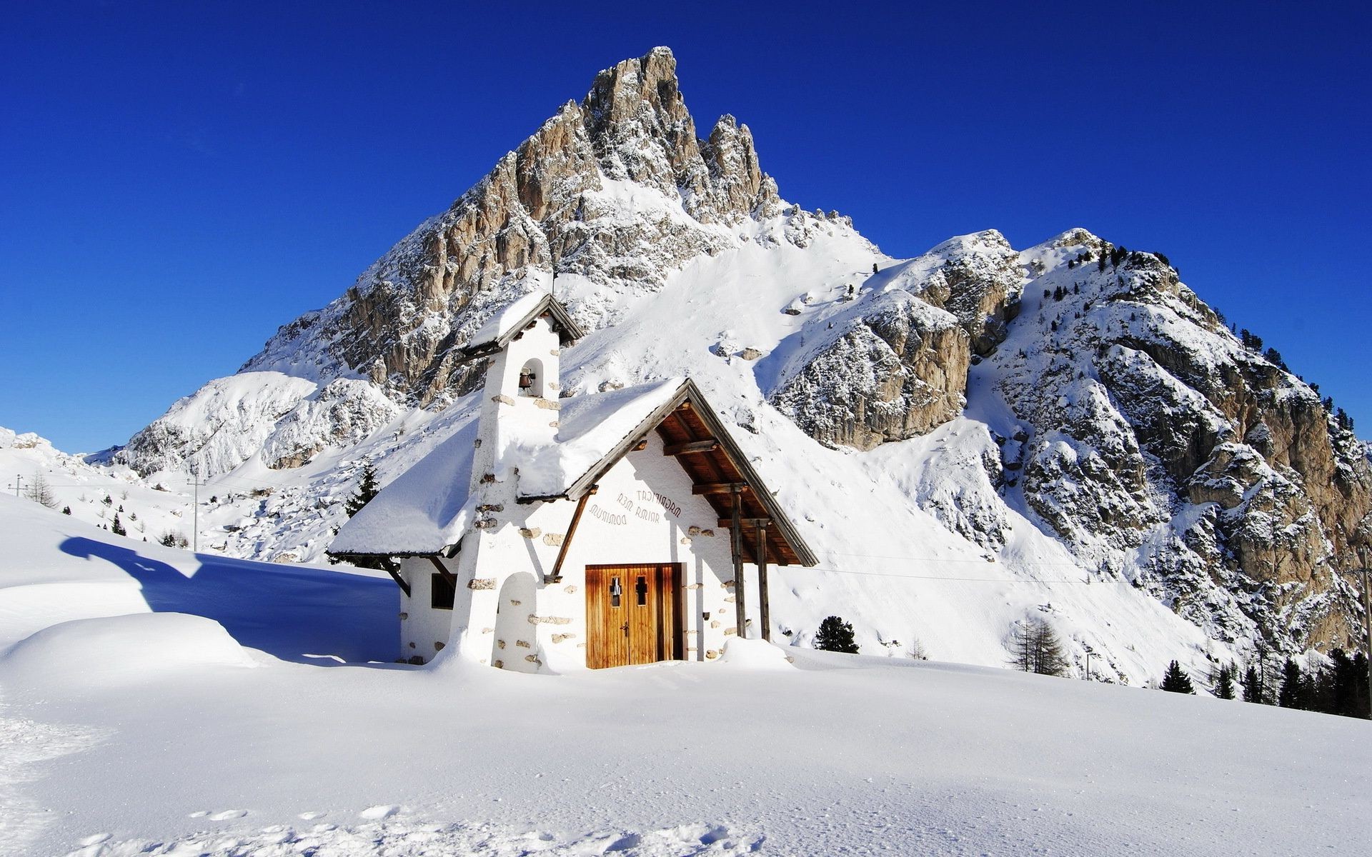 winter schnee berge resort kälte berggipfel alpine verschneite chalet landschaftlich eis hütte snowboard top hang sport hügel skigebiet saison