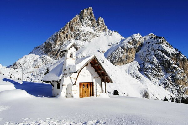 A small house in the cold mountains