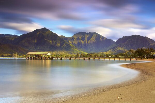 Hermoso paisaje de montañas y lagos