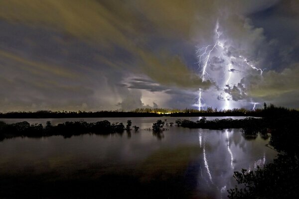 Dawn and lightning are a charming landscape by the water