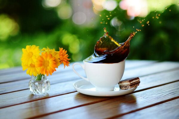 Kaffee in einer Tasse mit einer Untertasse mit Blumen