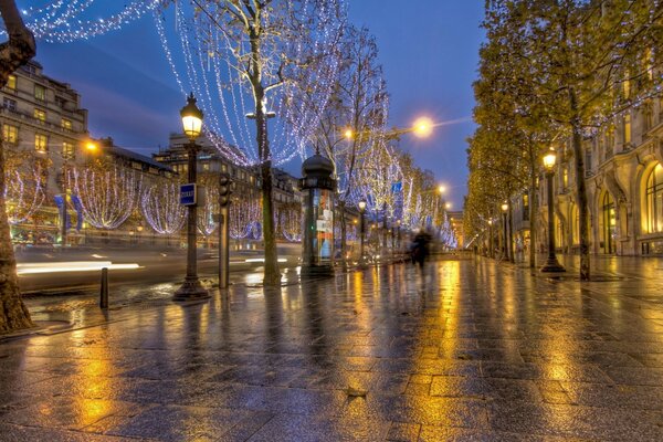 Rua da cidade iluminada por Lanternas