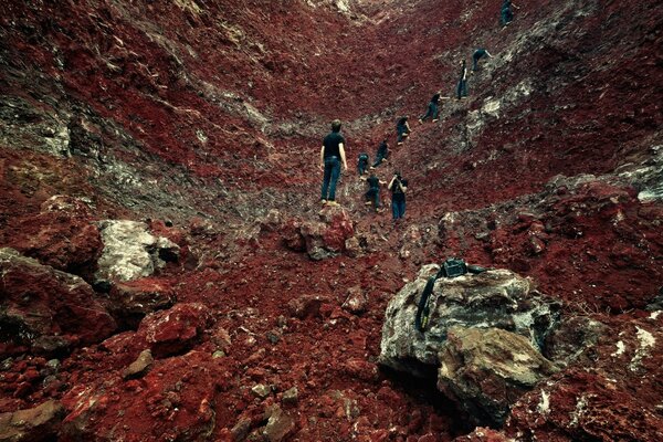 Hanno scalato la montagna rossa, ma hanno dimenticato la macchina fotografica