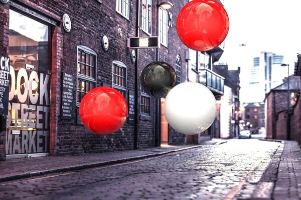 Ballons multicolores sur la rue pavée